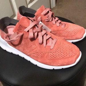 New Balance unisex Mens Size 7 Women’s Size 8.5